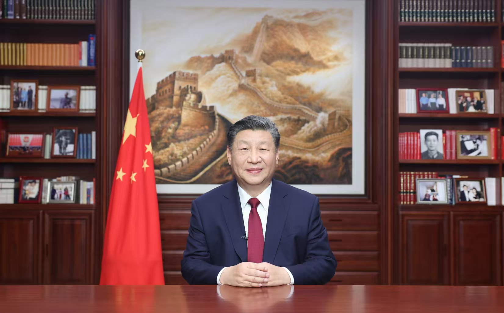 2023年12月31日，新年前夕，國(guó)家主席習(xí)近平通過(guò)中央廣播電視總臺(tái)和互聯(lián)網(wǎng)，發(fā)表二〇二四年新年賀詞。圖片來(lái)源：新華社
